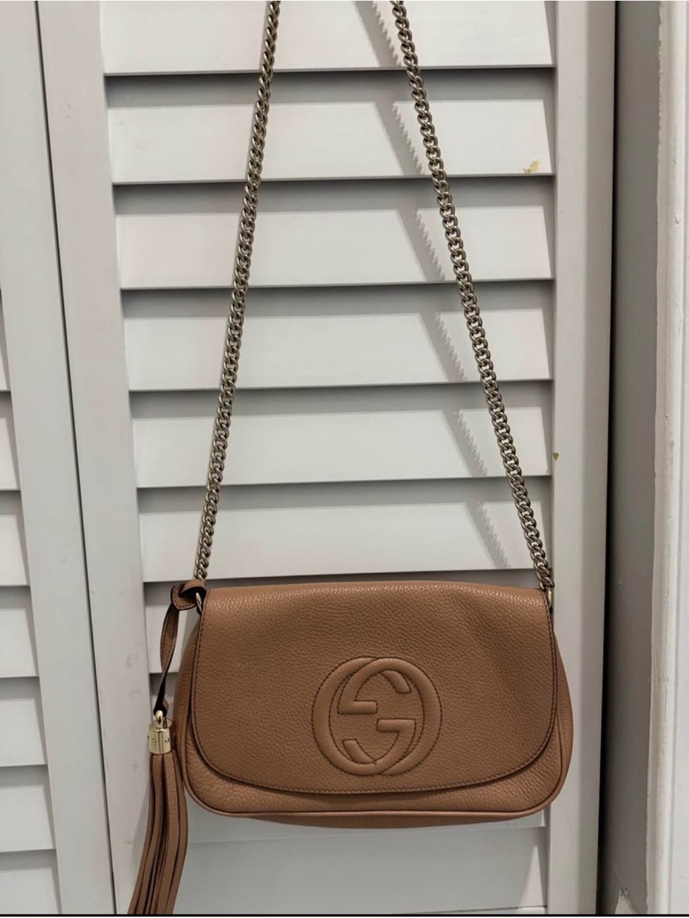 beige pebbled leather Gucci Soho chain crossbody bag with GG logo